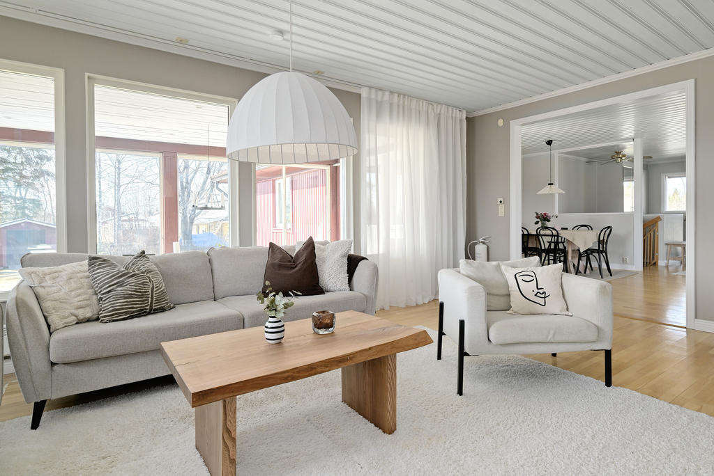 Vardagsrummet mot matplatsen och hallen