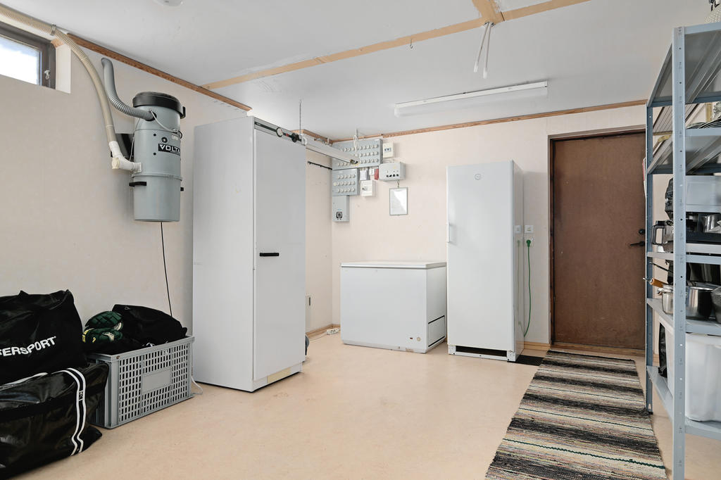 Förråd/hobbyrum källarvåningen med dörr till trapphus för att nå markplan