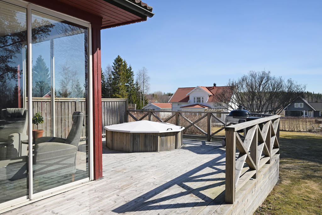 Badtunna och "grillstation" på altanen