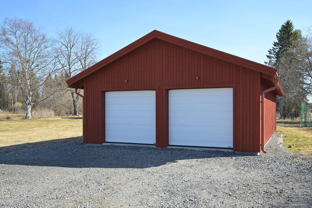 Dubbelgaraget som även inrymmer ett hobbyrum