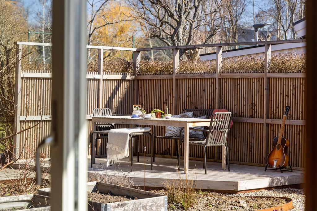 Njut av sommaren på den trevliga altanen