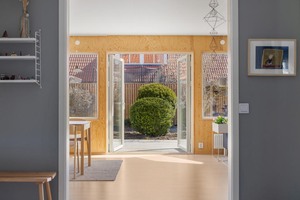 Hemmet präglas av stora fönsterpartier som skapar ett härligt ljusinsläpp. Här är det bara att flytta in och börja trivas