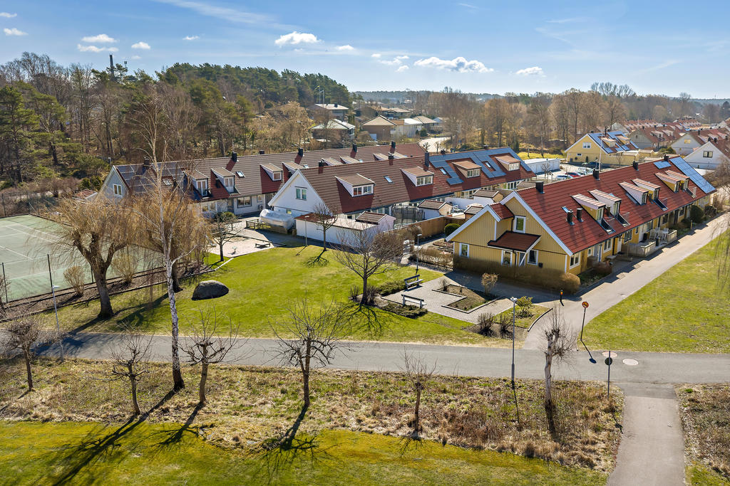 Läget i området är ett av de bästa. Närheten till flera lekplatser, tennisplan och vacker natur är bara några av de attraktiva fördelarna som gör detta boende så trevligt