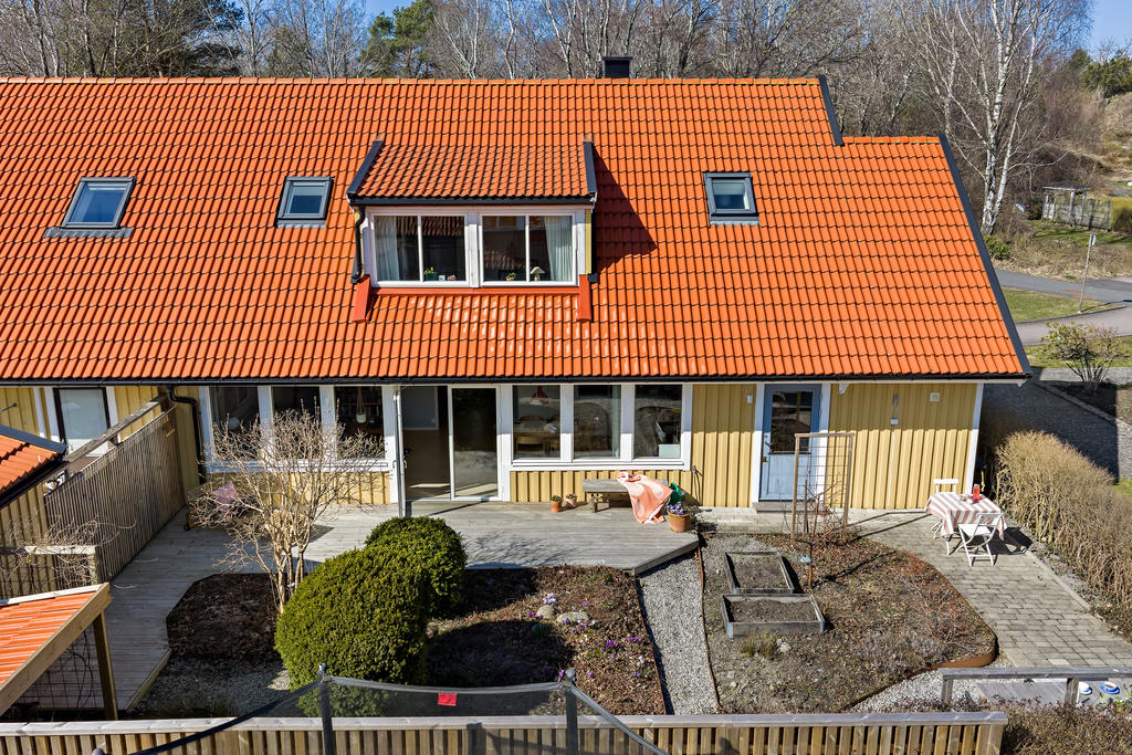 Tack vare den stora gräsmattan precis utanför tomten kan du lägga fullt fokus på att skapa vackra rabatter, odlingar och trivsamma altaner i den egna trädgården