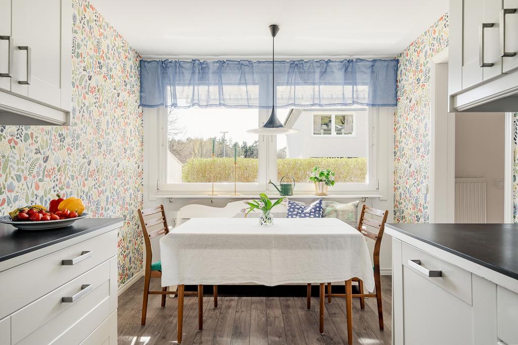 Ljust kök med matplats vid fönstret 