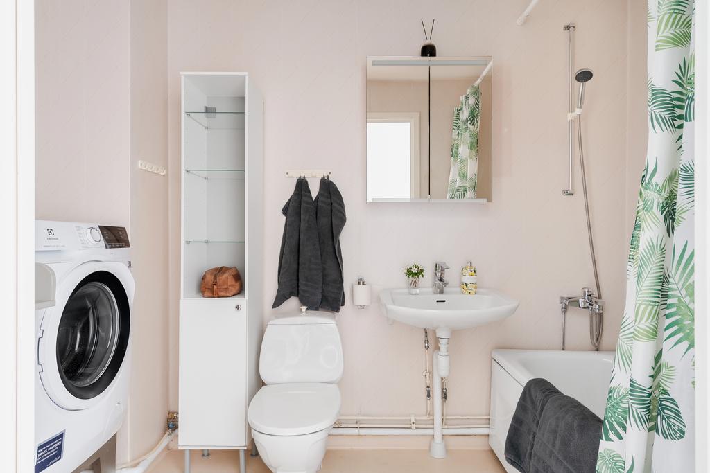 Badrum med tvättmaskin