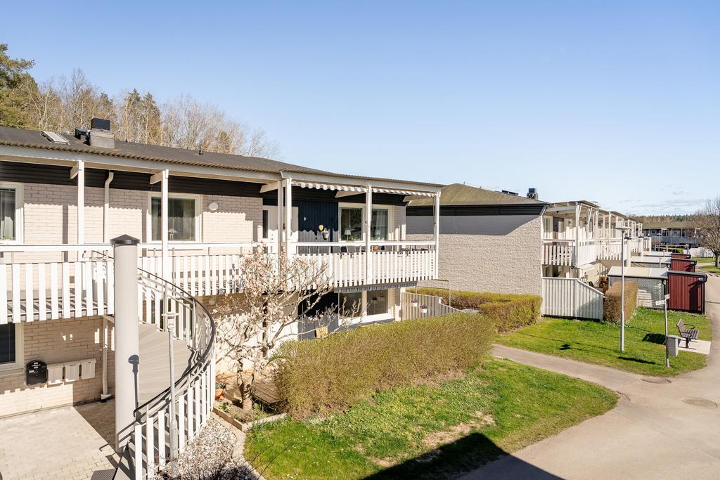 Två uteplatser, en på vardera sida