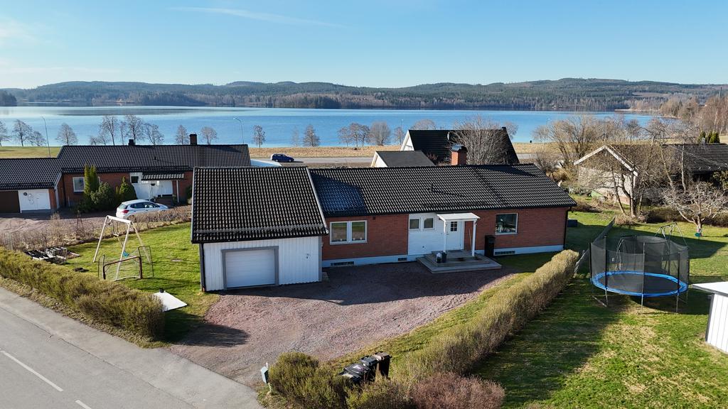 Drönarbild, med sjön Ljustern i bakgrunden.