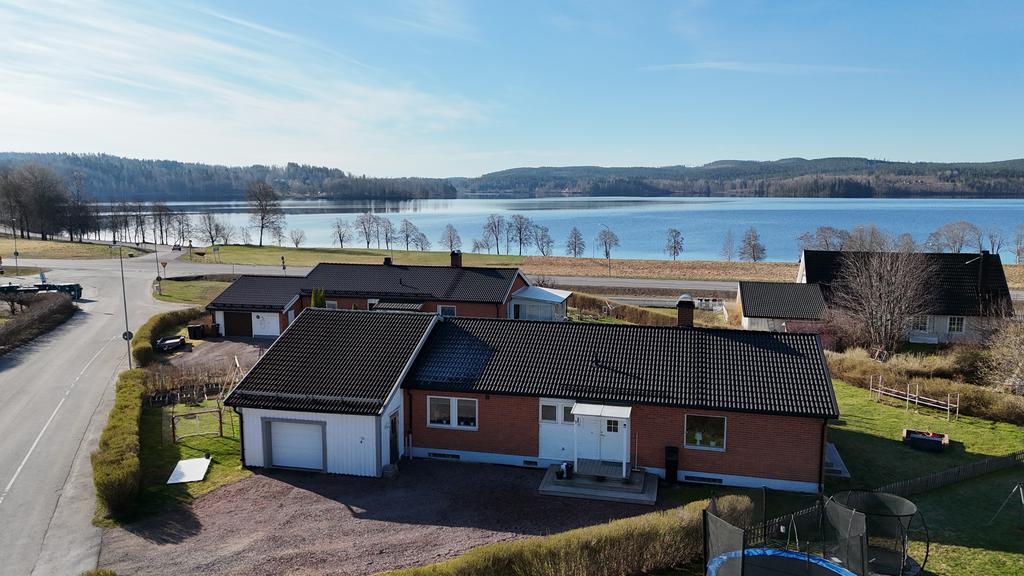 Drönarbild, med sjön Ljustern i bakgrunden.