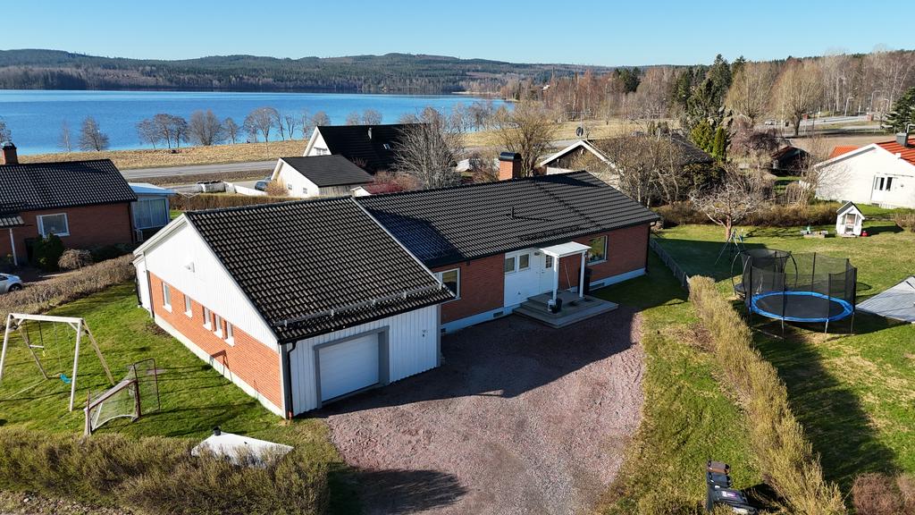 Drönarbild, med sjön Ljustern i bakgrunden.