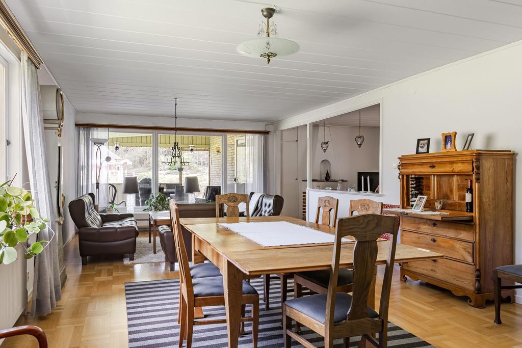 Från vardagsrummet nås även altanen