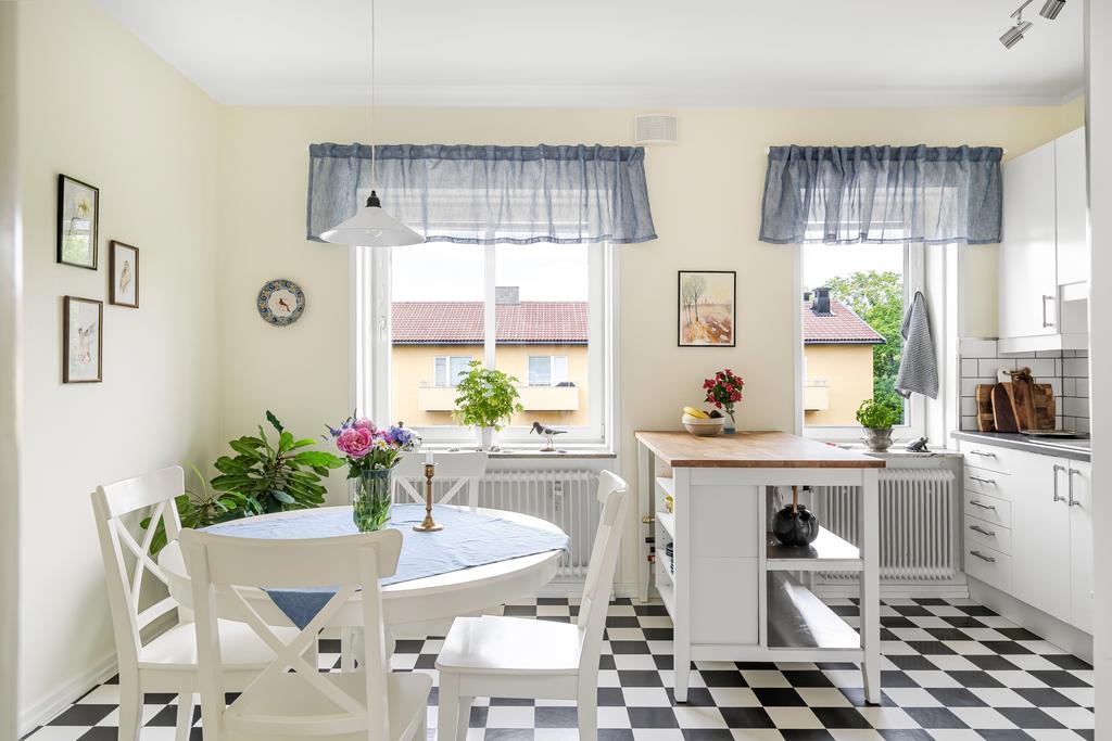 Trisvamt kök med härligt ljus