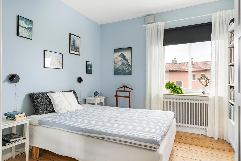 Sovrum med plats för dubbelsäng