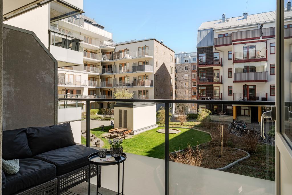 Mysig balkong med utsikt över innergården