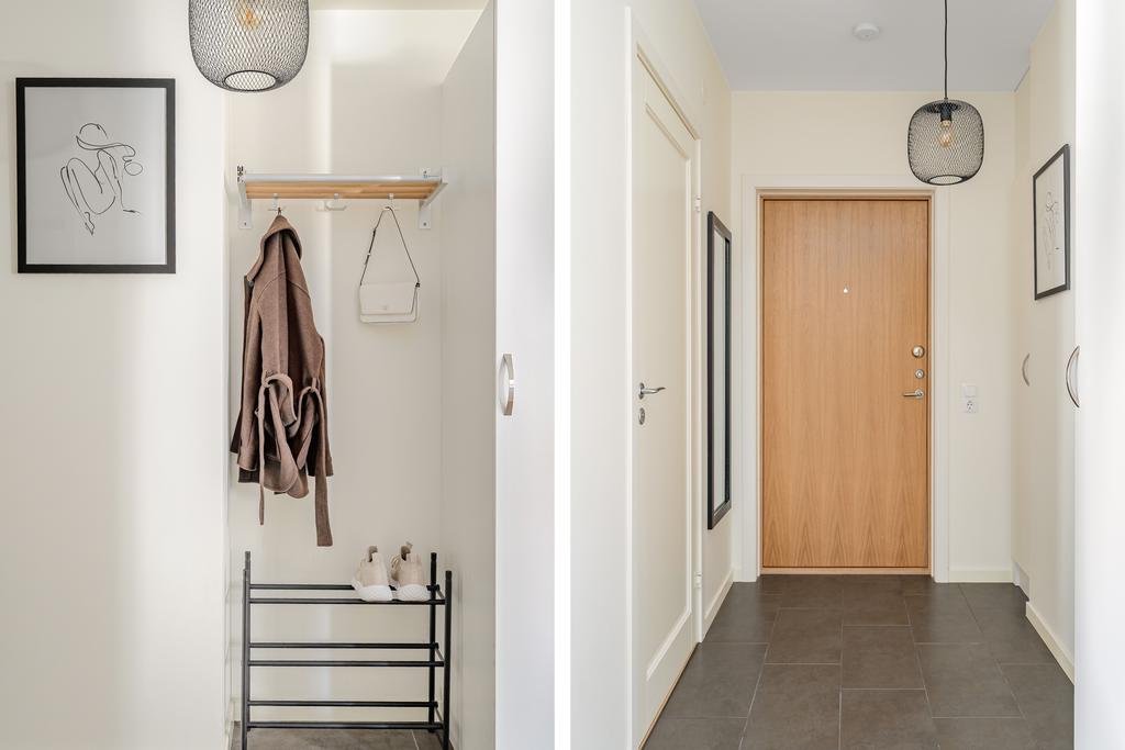 Hall med gott om förvaring och klinkergolv