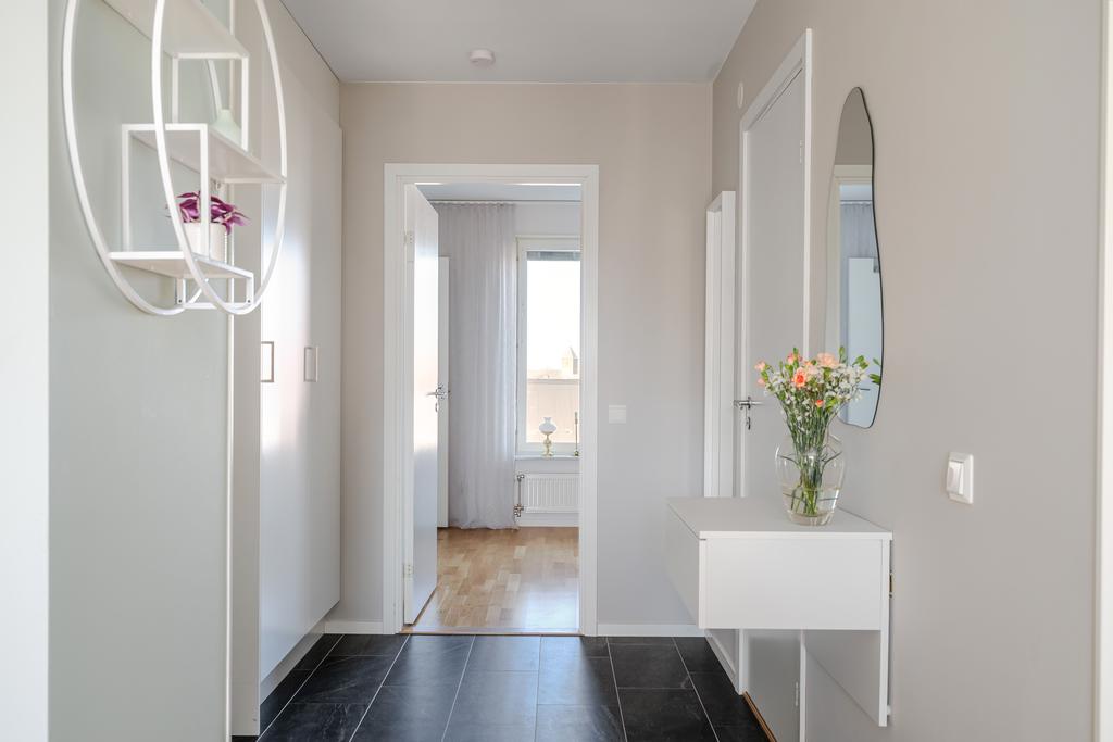 Hall med klinkergolv och praktiska garderober 