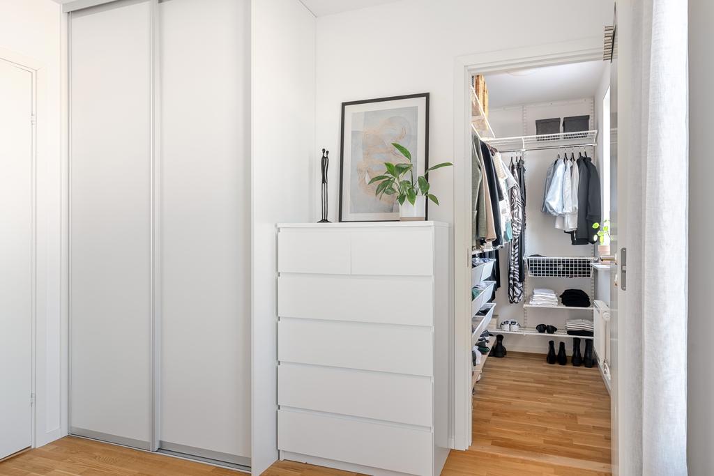 Klädkammare i anslutning till sovrummet samt ytterligare garderober