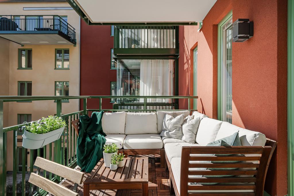 Rymlig balkong med tak