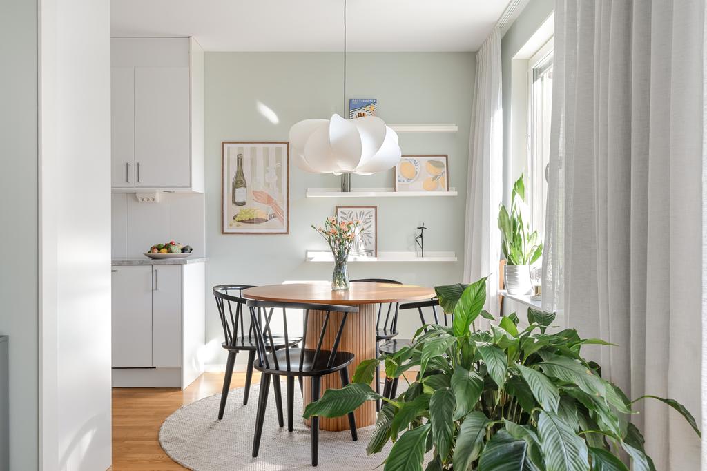 Trevlig matplats vid köksfönstret 