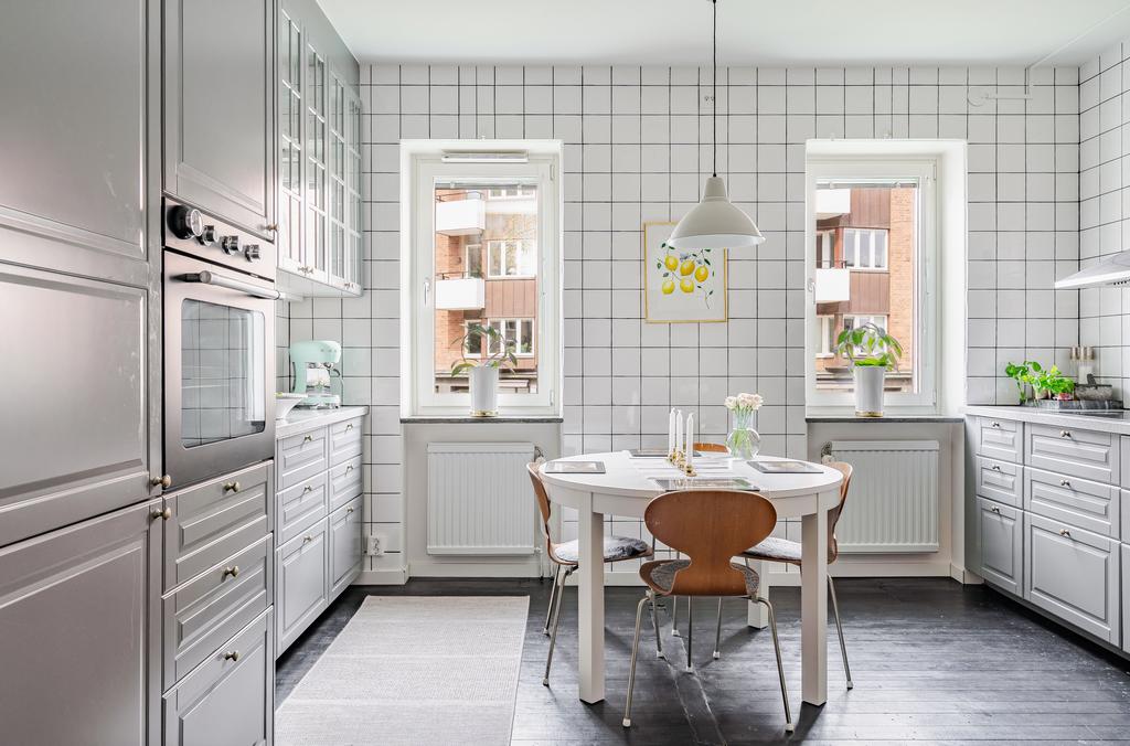 Med stor plats för matbord (detta rum kan vara möjligt att dela upp till två rum)