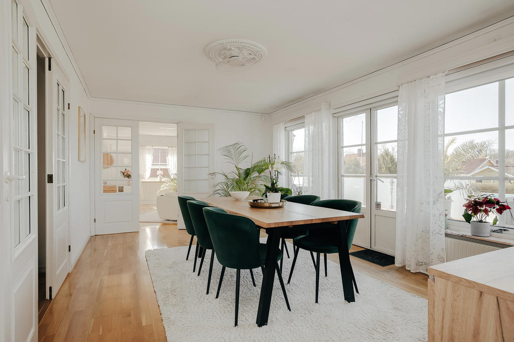 Separat matsal med utgång till den stora altanen.