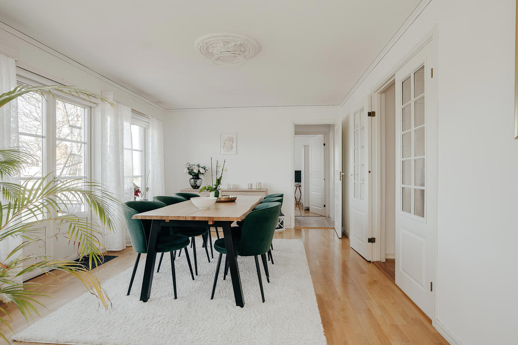 Separat matsal med utgång till den stora altanen.