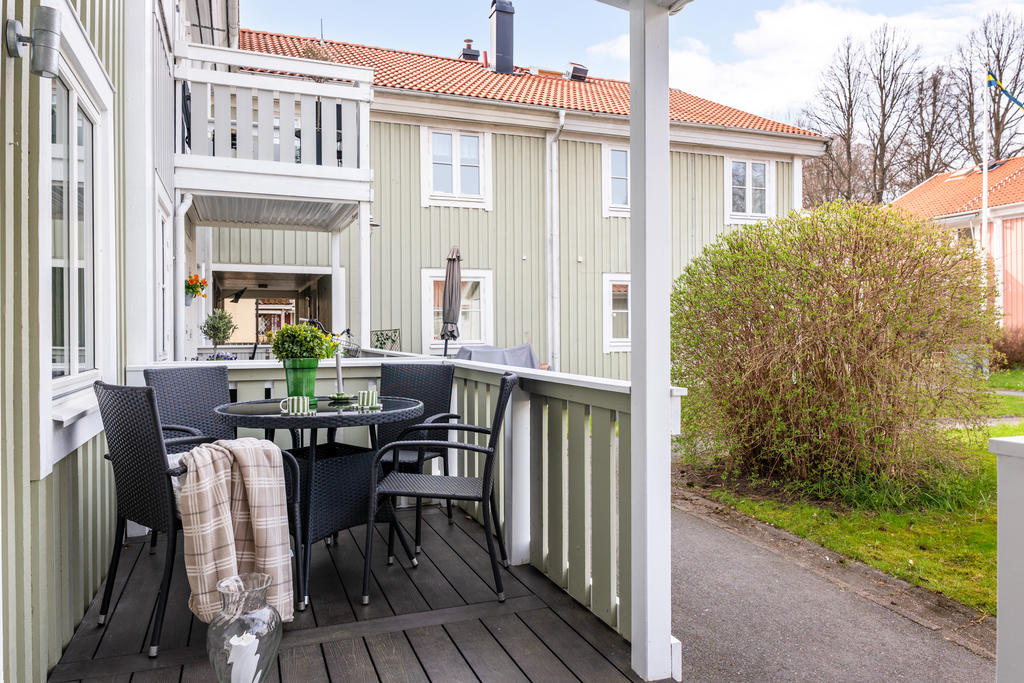 Liten uteplats in mot gården.