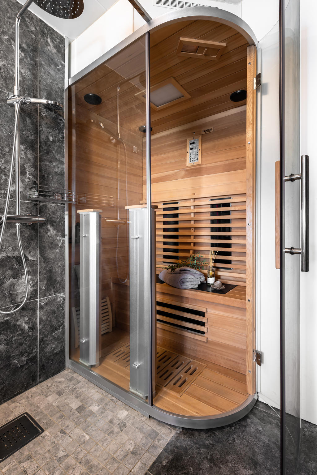 Härligt IR-bastu ihop med badrummet på entréplan. 