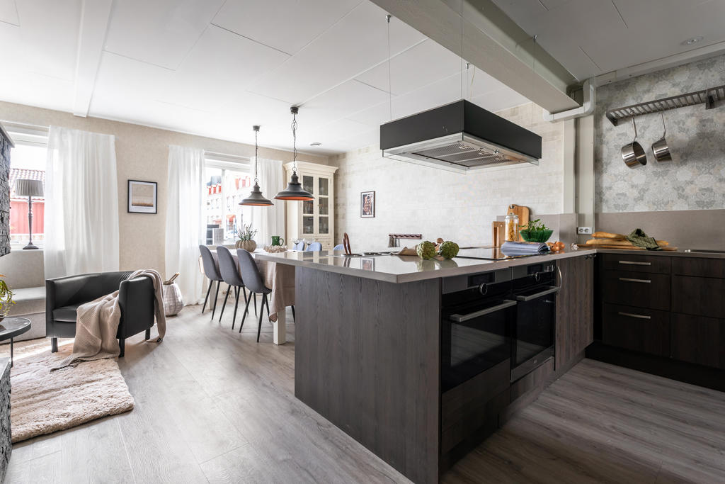 Öppen planlösning mellan kök och vardagsrum.