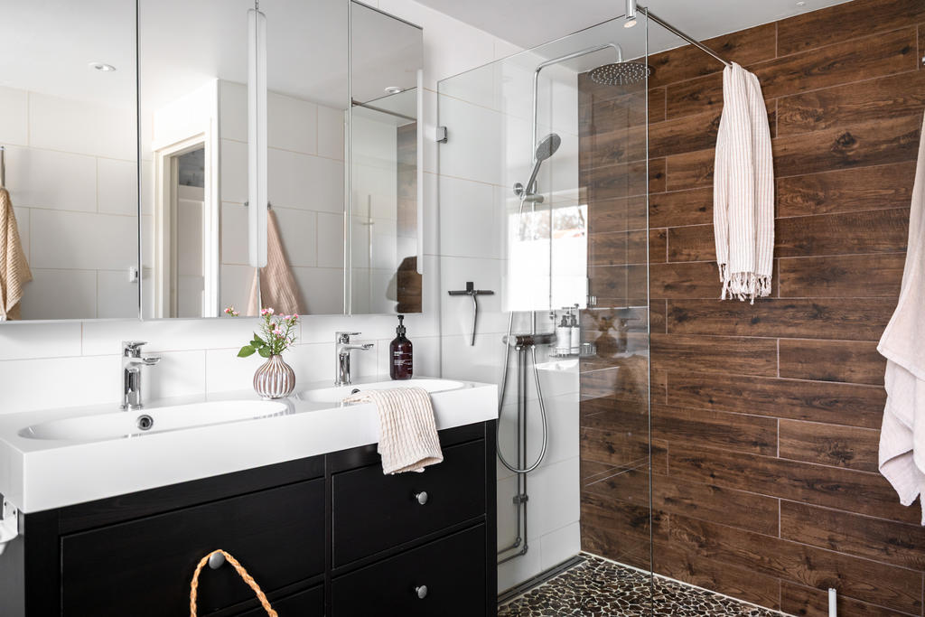 Nyare påkostat badrum. 