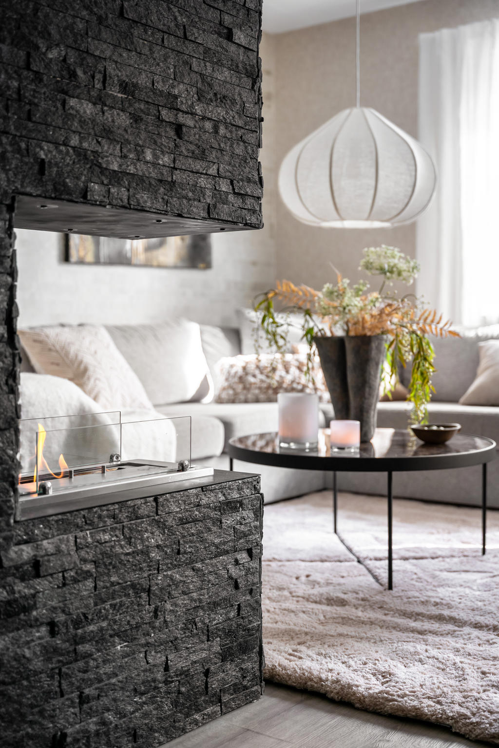 Mysigt vardagsrum med en liten brasa.