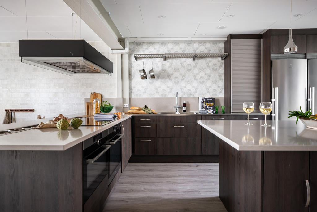 Nyare påkostat kökmed bl.a. stenbänkskivor.