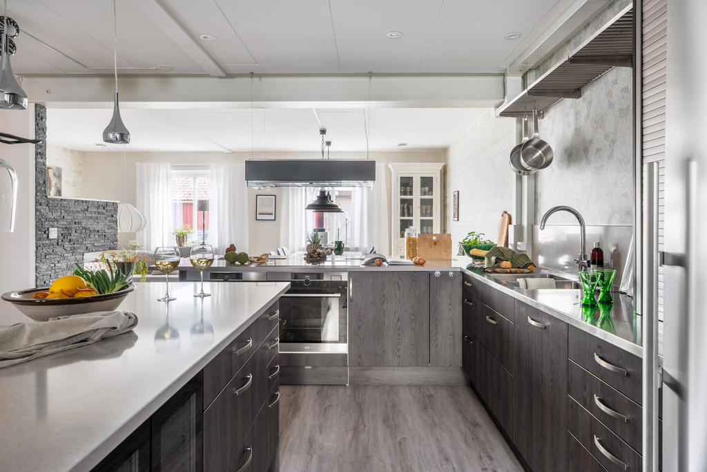 Här finns möjligheter med dubbla ugnar, stor ytor, köksö m.m. Bara att bjuda in till middag.