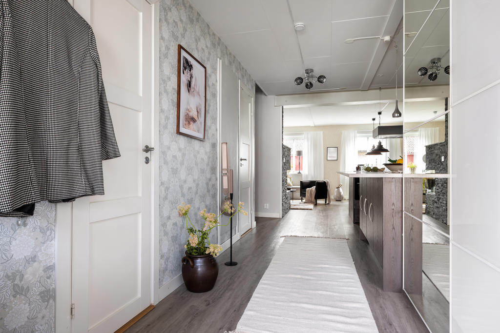 Välkomnande entréhall in mot den nyrenoverade bostaden.