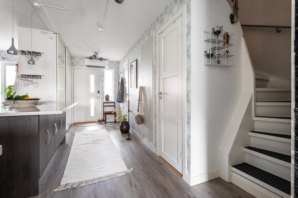 Stor köksö ut mot hallen.