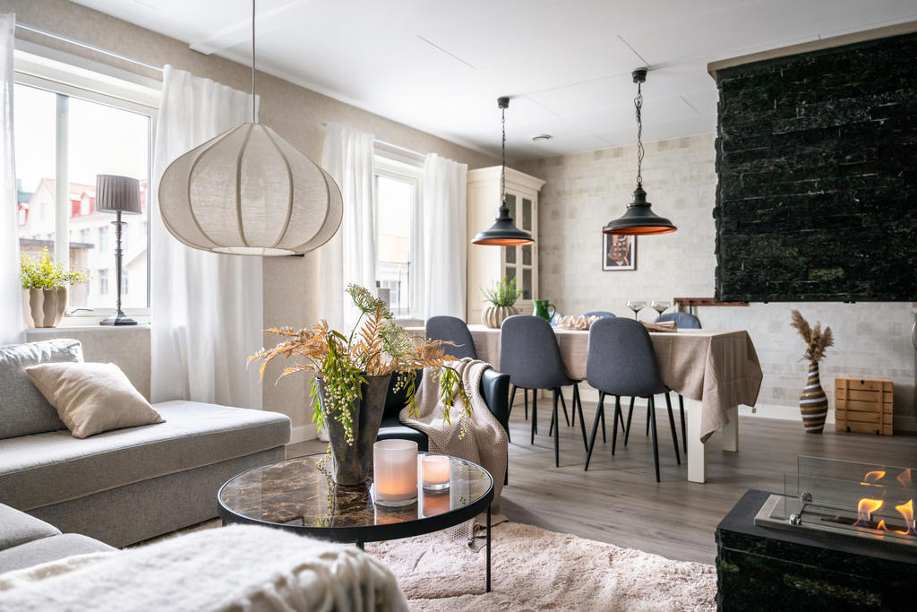  Vardagsrum och matplats i öppen planlösning.