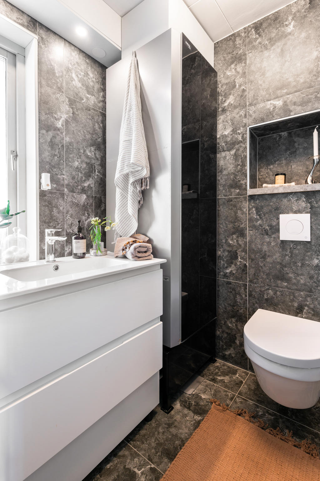 Badrum på entréplan som också har renoverats under senare år.