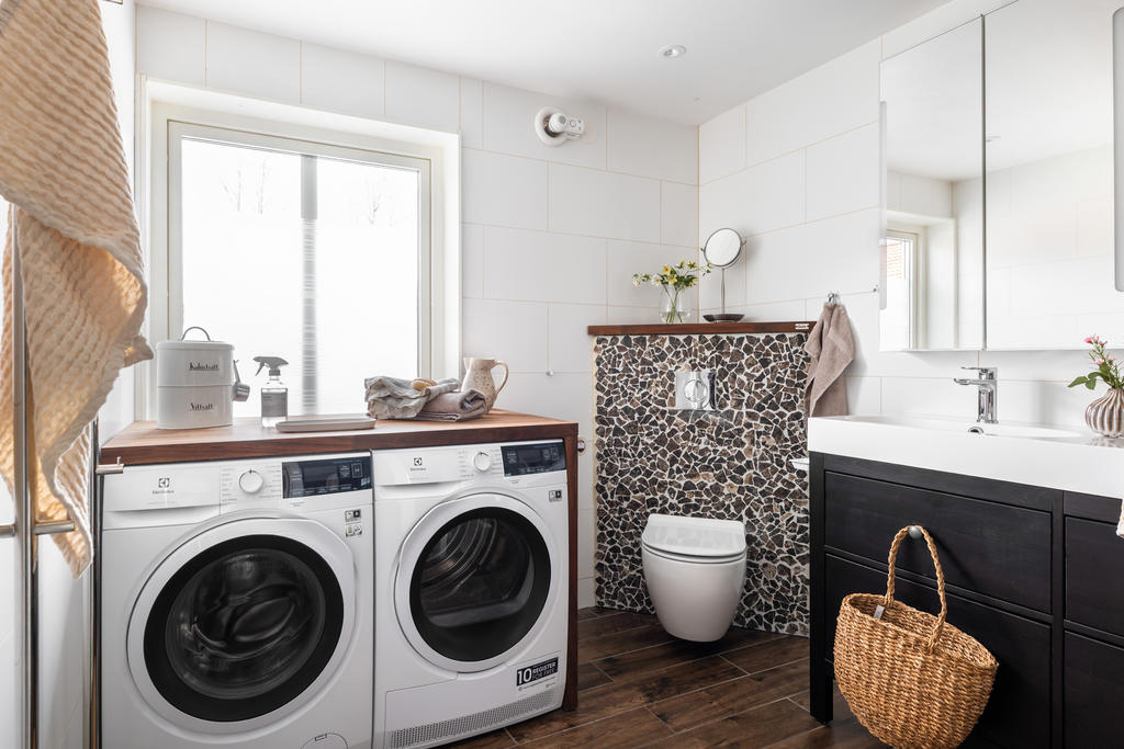 Tvättavdelning i det stora badrummet.
