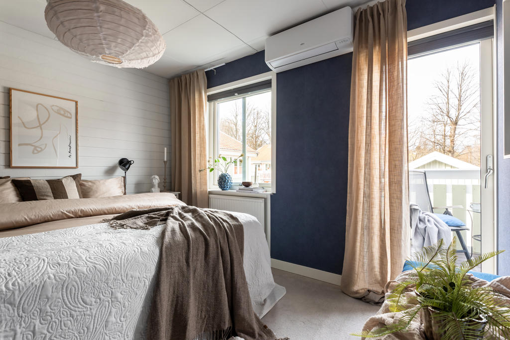 Stort sovrum med utgång till balkongen. 