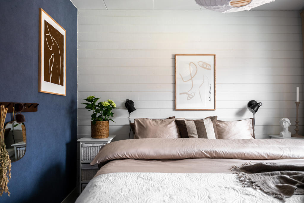 Ljust och fint sovrum.