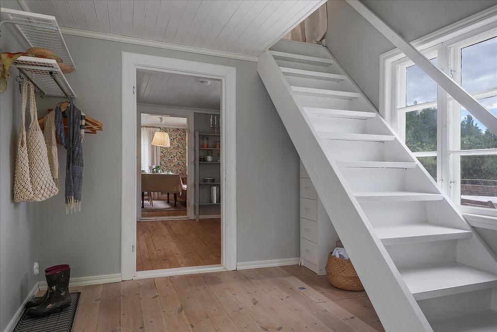Hall med uppgång till ovanvåning 
