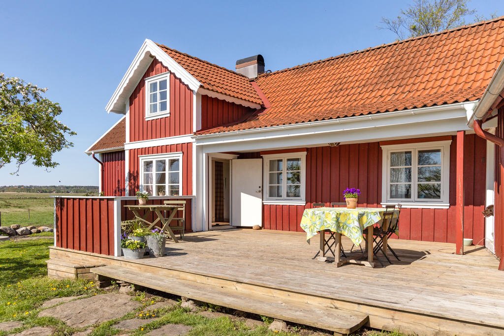 Rymlig altan vid husets entré