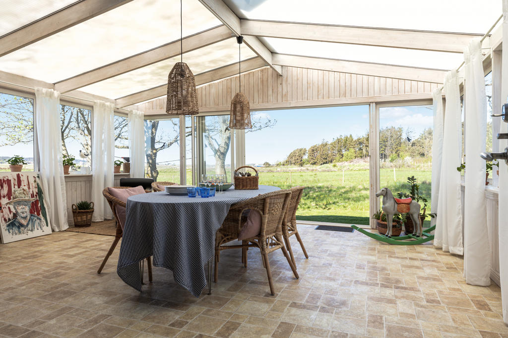 Inglasat stort uterum i anslutning till kök