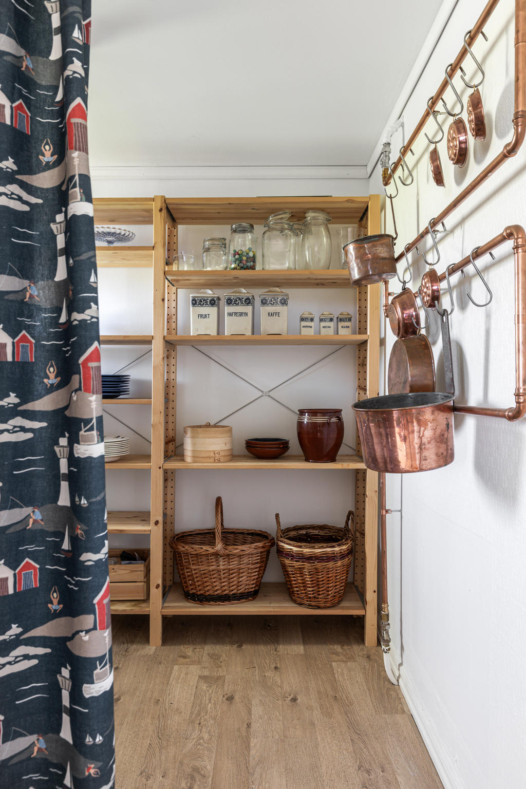 Skafferi i anslutning till kök