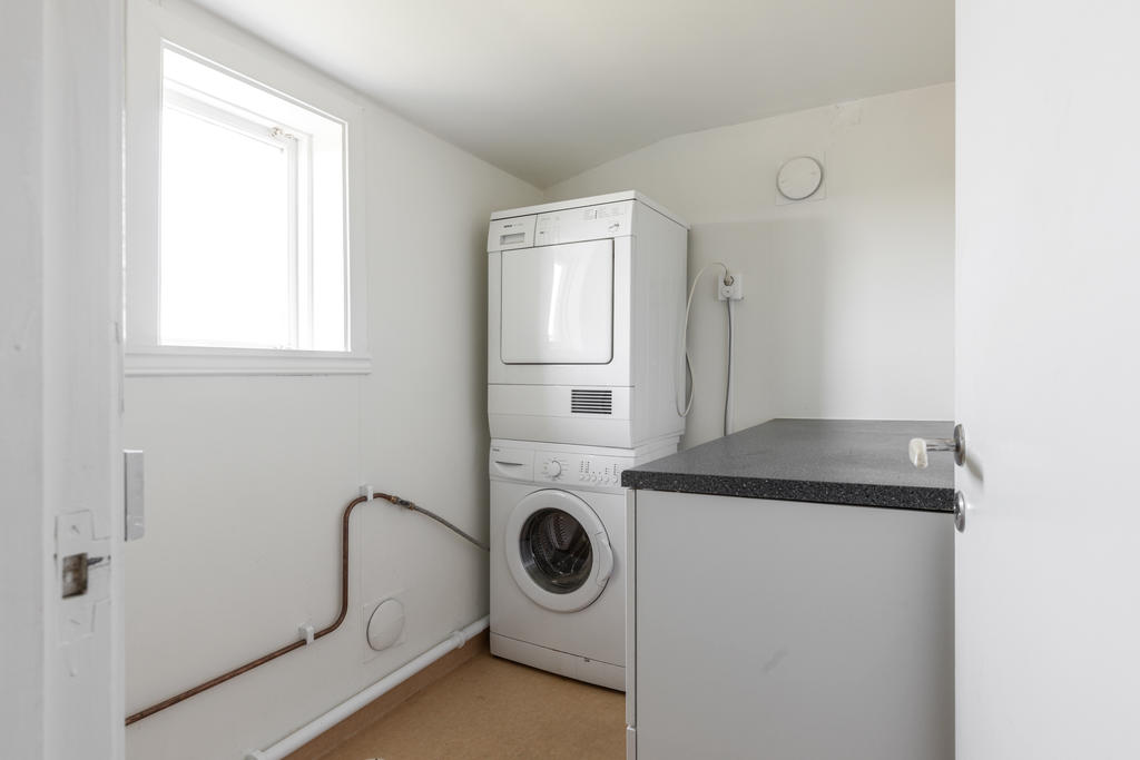 Tvättstuga utrustad med tvättmaskin och torktumlare