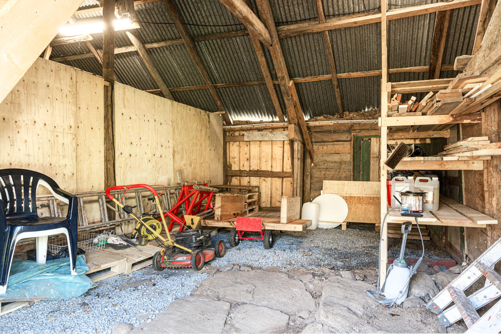 Gott om förvaringsytor i ladan