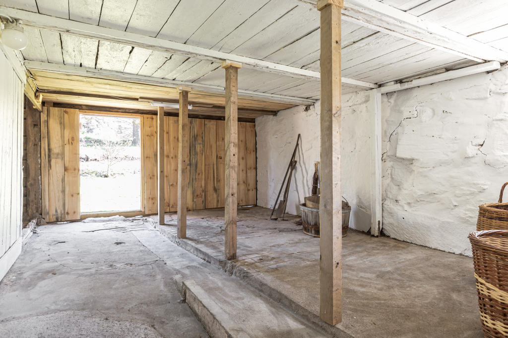 Gott om förvaringsytor i ladan