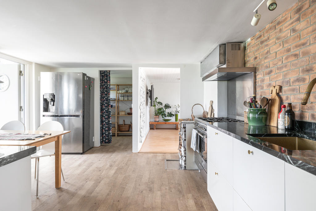 Charmigt kök mot allrum 