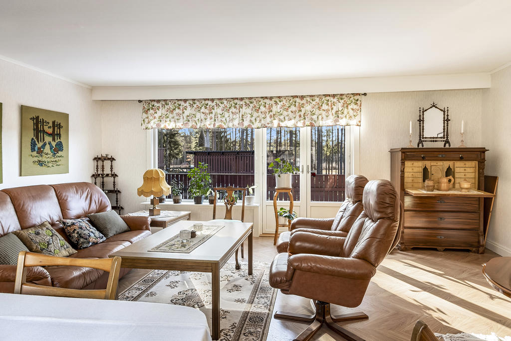 Vardagsrum med utgång till uteplats