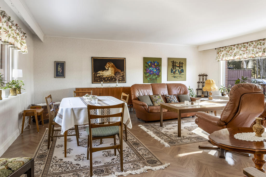 Vardagsrum med plats för matbord
